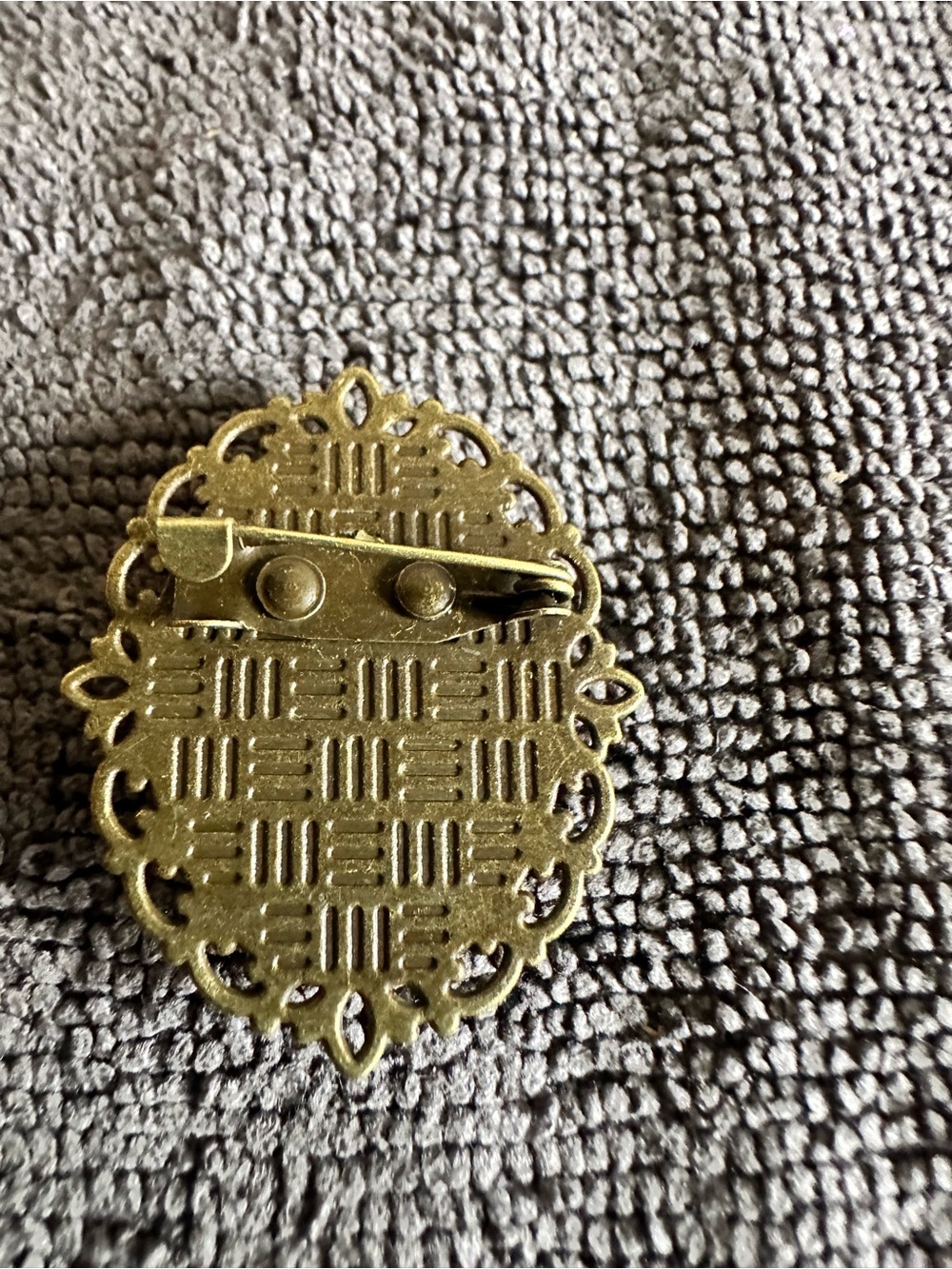Vintage-Style Brass mouse Brooch Pin in Green and Gold - Picture 2 of 2